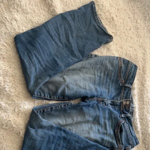 Lågmidjade jeans - Här är ett par super fina lågmidjade jeans, utsvängda. Super fina men kommer inte till användning.