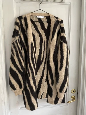 Kofta - Jättefin kofta i storlek L, knappt använd 