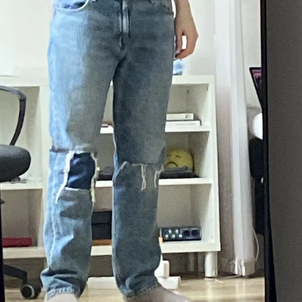 Coola jeans från Levis som är ripped på ena knät och lappat på andra. Köpt secondhand och är rätt så säker på att de är eftergjort. Så rätt så unika o coola;) Säljer pga att ja knappast använder dem. Perfekt skick och inget slitage:D. Jeans & Byxor.