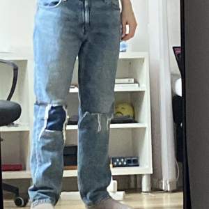 Coola jeans från Levis som är ripped på ena knät och lappat på andra. Köpt secondhand och är rätt så säker på att de är eftergjort. Så rätt så unika o coola;) Säljer pga att ja knappast använder dem. Perfekt skick och inget slitage:D