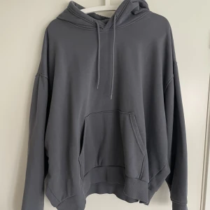 Grå hoodie - Supersnygg grå/blå hoodie från weekday❤️