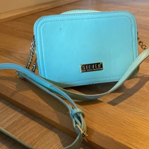 Steve madden väska - Stilren mintgrön Steve Madden handväska💕 Med gulddetaljer och rosa insida. 