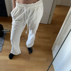 vita linnebyxor  - jätte fin och sköna byxor med resor i midjan vilket gör att det är störta chans att dom passar dom flesta 🤩