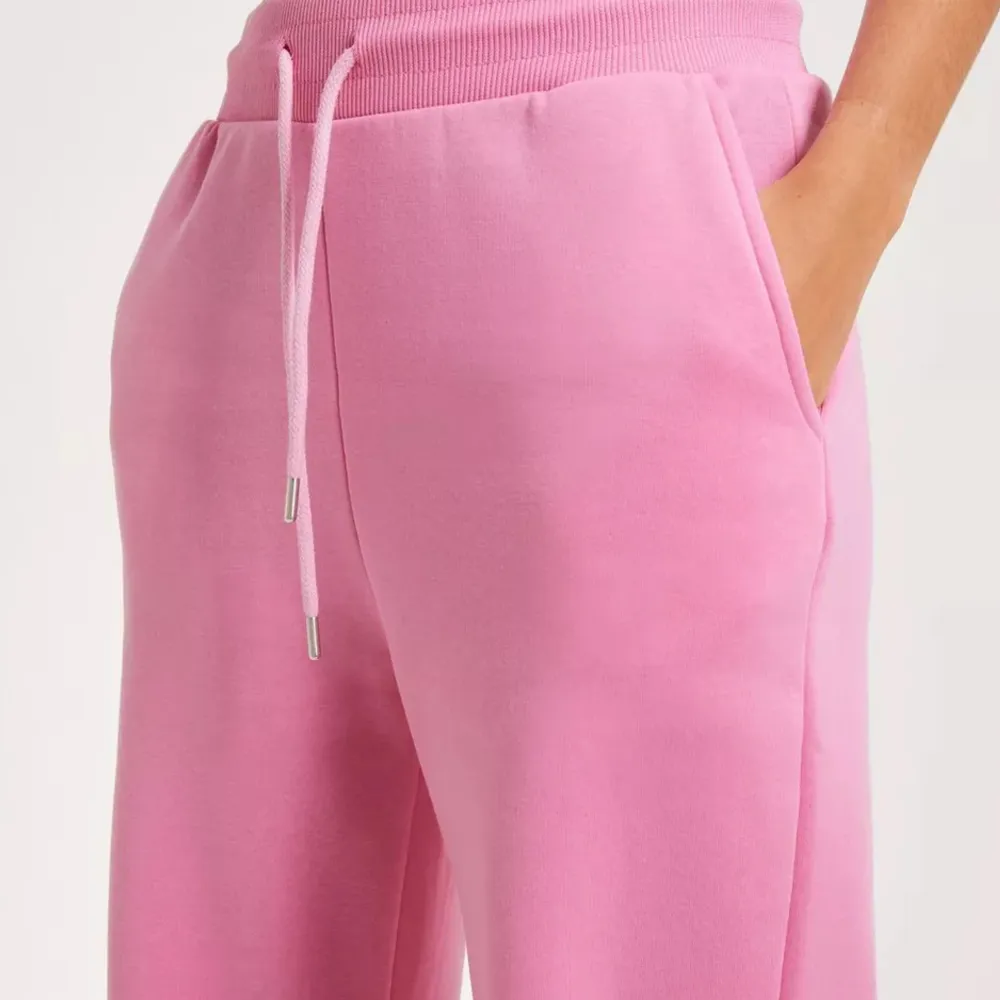 Perfect Slouchy Sweat Pants i färgen rosa! Storlek XXS (stora i storlek!) passar XS! Nyskick  . Jeans & Byxor.