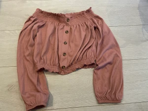 Somrig blus  - Så snygg! Perfekt till sommaren. I färgen smutsrosa. Funnits i djur- och rökfritt hem. Kolla gärna fler annonser 