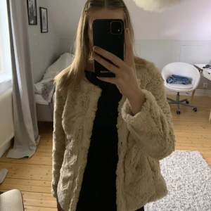 Vero Moda jacka - Jacka i fusk päls använd 1 gång storlek S