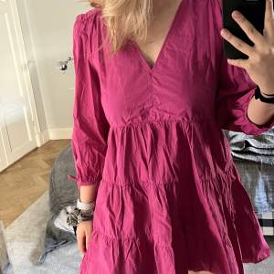 Superfin rosa klänning från zara. Aldrig använd.💞 Storlek M 