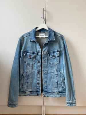 Jeansjacka - Jeansjacka i väldigt bra skick. Säljer pga för liten