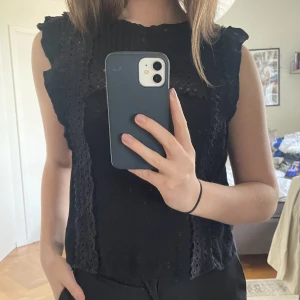 Topp - Superfin topp med spetsdetaljer och lite volanger⭐️ Måtten är: Längd - 44 cm Bredd - 40 cm Storlek - S