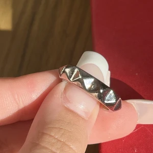 nitring  - söt ring med nitar som är justerbar, den e köpt utomlands för ca 150kr och säljer nu för 70kr i och betalning sker endast via swish 