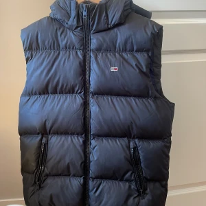 Hilfiger väst som ny! - Sjukt skön och snygg Hilfiger dunväst: Tommy Jeans Strl: M Köpt för 2500 Säljes för 979kr Svart färg