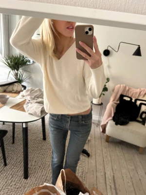 Stickad vit tröja  - Så fin tröja från Uniqlo aldrig använd storlek S