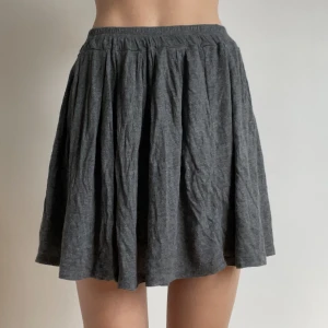 Grå kjol - Grå kjol, inte jättekort💕 Frakt kostar 44kr!