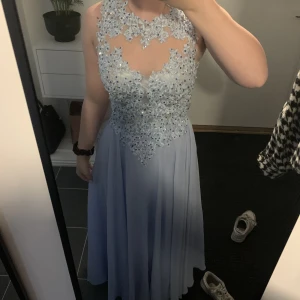 Balklänning  - Säljer min fina balklänning som är använd 1 gång. Är 163 cm lång och klänningen nuddar precis marken nör jag inte har klackar. Skriv för fler bilder 🌺