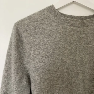 Grå tröja - Grå bomullströja i gott skick från Uniqlo, storlek S.