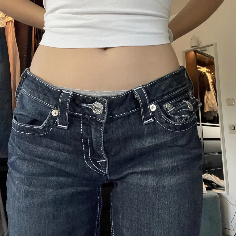 Säljer nu mina fina true religion jeans då de har blivit för stora i midjan. De är i fint skick och är inte skinny modell längst ner. Frågor om mått och liknande kan ställas i kommentarerna, pris kan diskuteras!!🫶🫶. Jeans & Byxor.