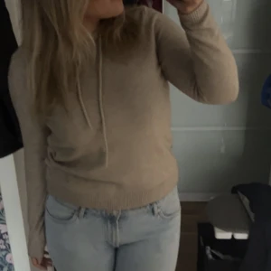 Stickad tröja  - Beige stickad hoodie💕 litet hål vid axeln därav det billiga priset🫶🏻