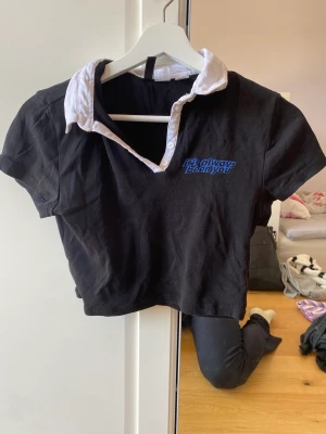 H&m cropp topp - H&m cropp topp med vitt krage med text på bröstet ”its always been you” i en colab med S€X education