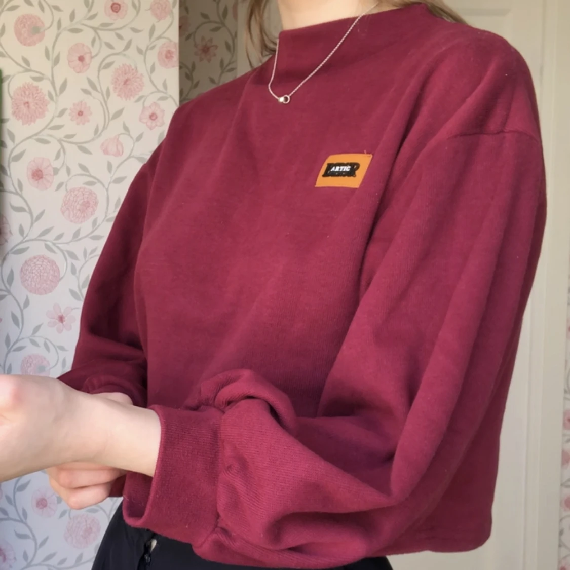 Vinröd tröja med ballong ärmar