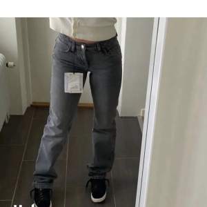 Säljer mina gråa zara lo waist jeans i storlek 34 då dom inte kommer till användning längre
