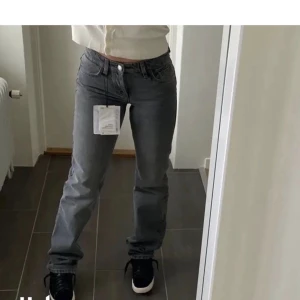 Zara jeans  - Säljer mina gråa zara lo waist jeans i storlek 34 då dom inte kommer till användning längre