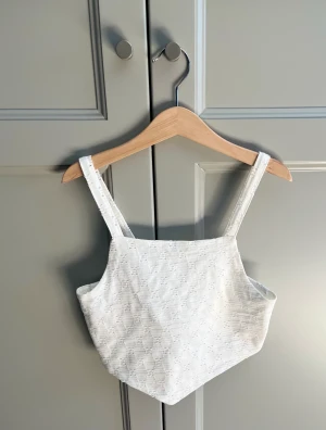zara vit topp 🤍 - använt 2-3 gånger ! inga defekter 🤍 säljer pga att den är super liten på mig nu 🩷🩷