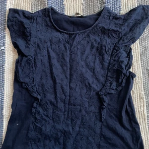 Volang topp - Super söt topp med volanger, köpte den på en secondhand affär utomlands! DM vid intresse💗💗