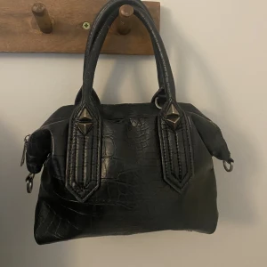 Väska från zara - Säljer denna super fina vintage inspirerande Väska från zara. Säljer nu för 299kr inklusive frakt!