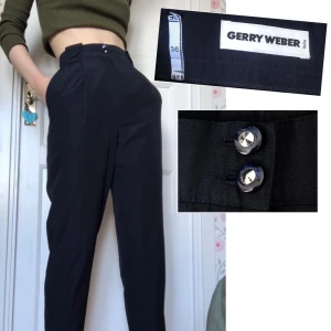 Kostymbyxor  - Jättesnygga mörkblå högamidjade kostymbyxor 