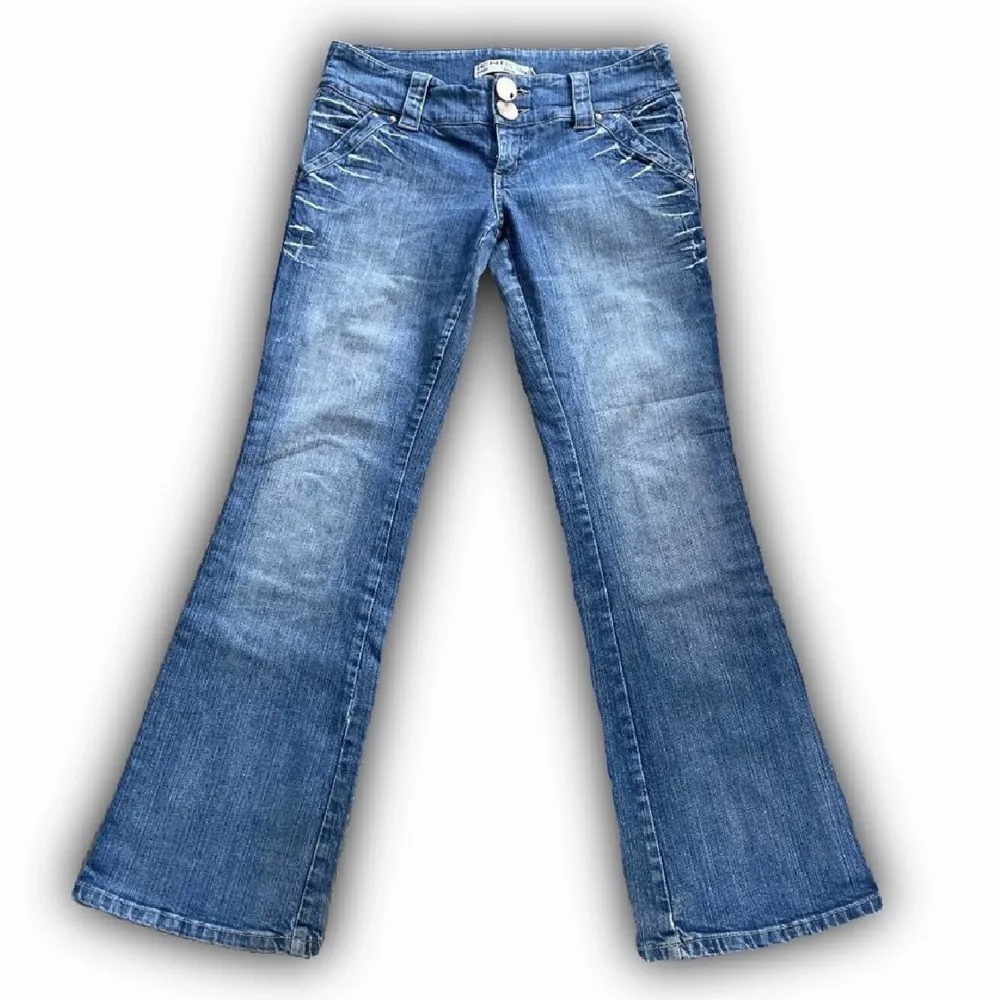 Lånade bilder!! Jag köpte de här på plick men tyvärr va de för korta på mig som är 178. De är supersnygga med en låg midja och bootcut/ Flare passform. Midjemått-80cm Innerbensmått-77cm ❤️🔥. Farkut & Housut.