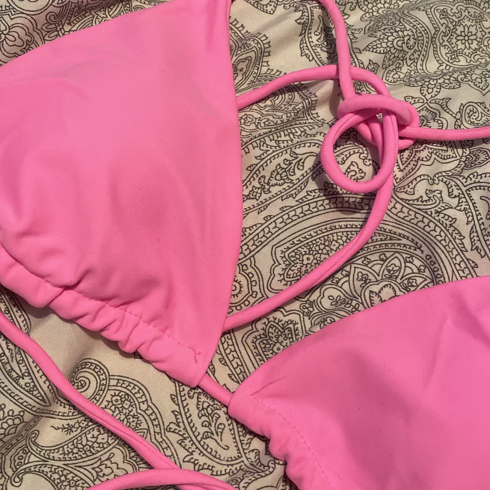 Rosa bikiniset, så fin färg till sommaren när man är brun. Färgen syns bättre på andra bilden💓 storlek S. Köparen står för frakt!. T-shirts.