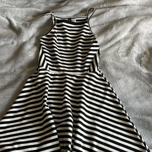 Klänning - Klänning från H&M knappt använd 