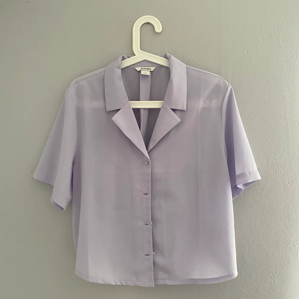 blus/skjorta från monki💗 tunn och härlig nu till sommaren💗 storlek S men den är oversized så passar M också💗 endast använd ett fåtal gånger så den är i mycket fint skick💗. Blusar.