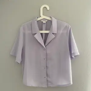 blus/skjorta från monki💗 tunn och härlig nu till sommaren💗 storlek S men den är oversized så passar M också💗 endast använd ett fåtal gånger så den är i mycket fint skick💗