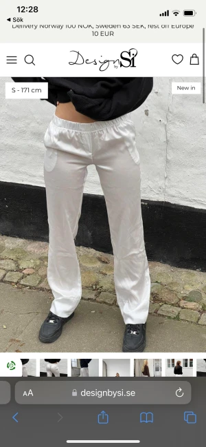 Vita satin byxor - Säljer mina helt nya satin byxor från designbysi då dem var för små för mig. Prislappen är kvar. 