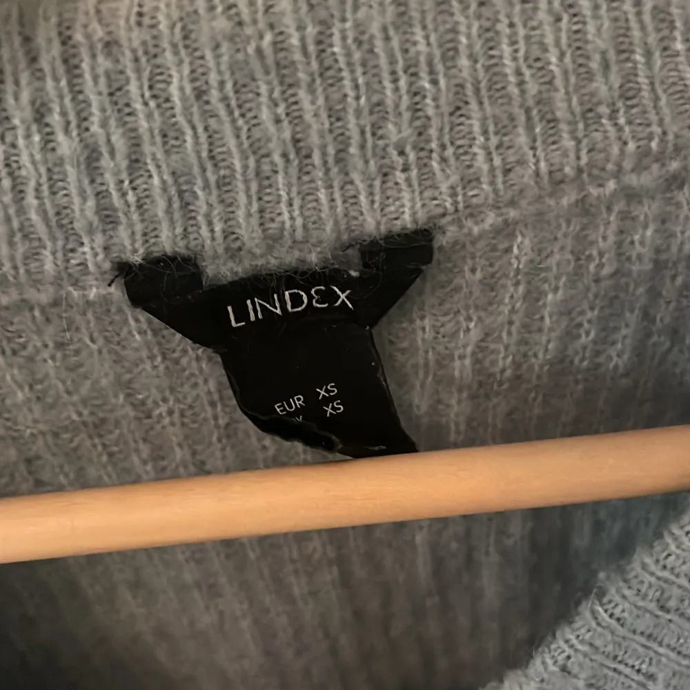 Stickad tröja från Lindex, buren ett fåtal gånger men är ändå som ny. . Tröjor & Koftor.