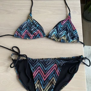 Bikini - Bikini i missoni liknande mönster, baksidan på underdelen på sista bilden