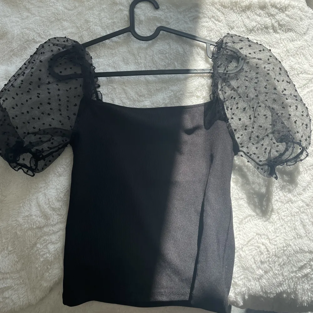 Svart blus med mesh armar! Storlek M, bra skick, inga defekter. Mesh med prickar, sitter jättefint på!🖤🖤. Blusar.