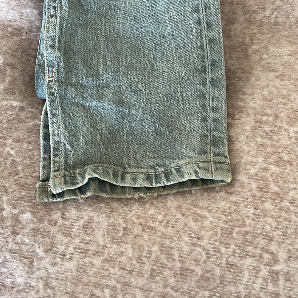 Säljer dessa super snygga gråa zara jeans då dem e för små.  Lite slitna vid fötterna ( bild 3 ) annars som nya.. Jeans & Byxor.