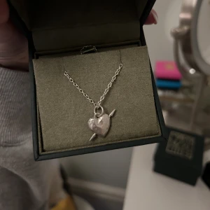 Maria nilsdotter halsband  - säljer detta otroligt fina halsband från maria nilsdotter då det ej kommer till användning! Nypris 2700 