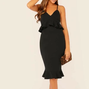 Klänning med volang - Svart klänning med volang, aldrig använd (Lånade bilder)