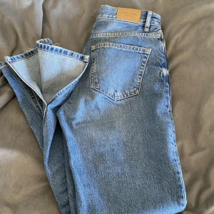Jeans med slits - Jeans från Gina i storlek 34. Men sitter bra på mig med vanligtvis strl 36. Bootcut och slits längst ner på benet. Nypris 600kr