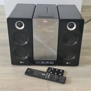Högtalare LG - Högtalarsystem från LG i mycket gott skick. CD port och kompatibel med Android/ Apple/ TV etc.  Kan hämtas i Täby C.