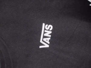 Vans - Vans tröja i storlek S, skick 9/10. Om du vill ha flera bilder eller du har frågor du kan skriva till mig 🤗💛