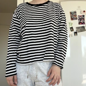 Randig t-shorts från Monki  - Svartvit randig t-shirt från Monki. Storlek L 