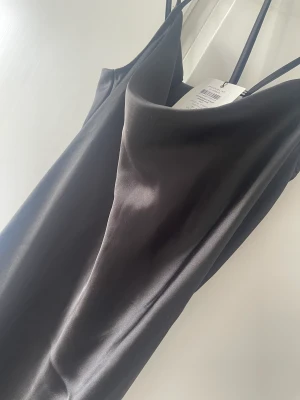 Satin klänning 💗 - Fin satin klänning, prislappen sitter kvar ☀️ Med snörning i ryggen! (Se bild)