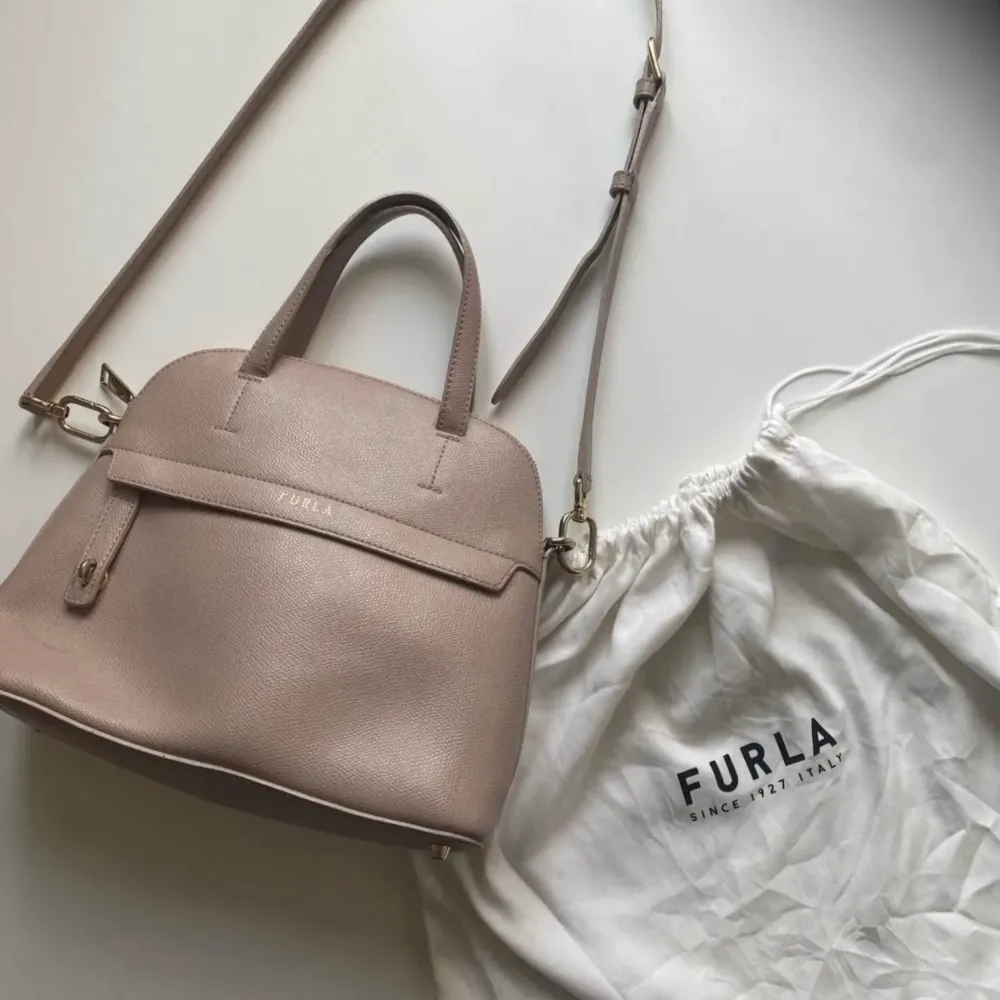 Modell Piper i rosa/beige. Köpt 2020 för 4070 kr fr Boozt.com. Säljs med en medföljande förvaringspåse. Tyvärr har ett litet lås som ska sitta på framsidan av väskan försvunnit. Mindre sminkfläckar invändigt men annars fint skick!! . Väskor.