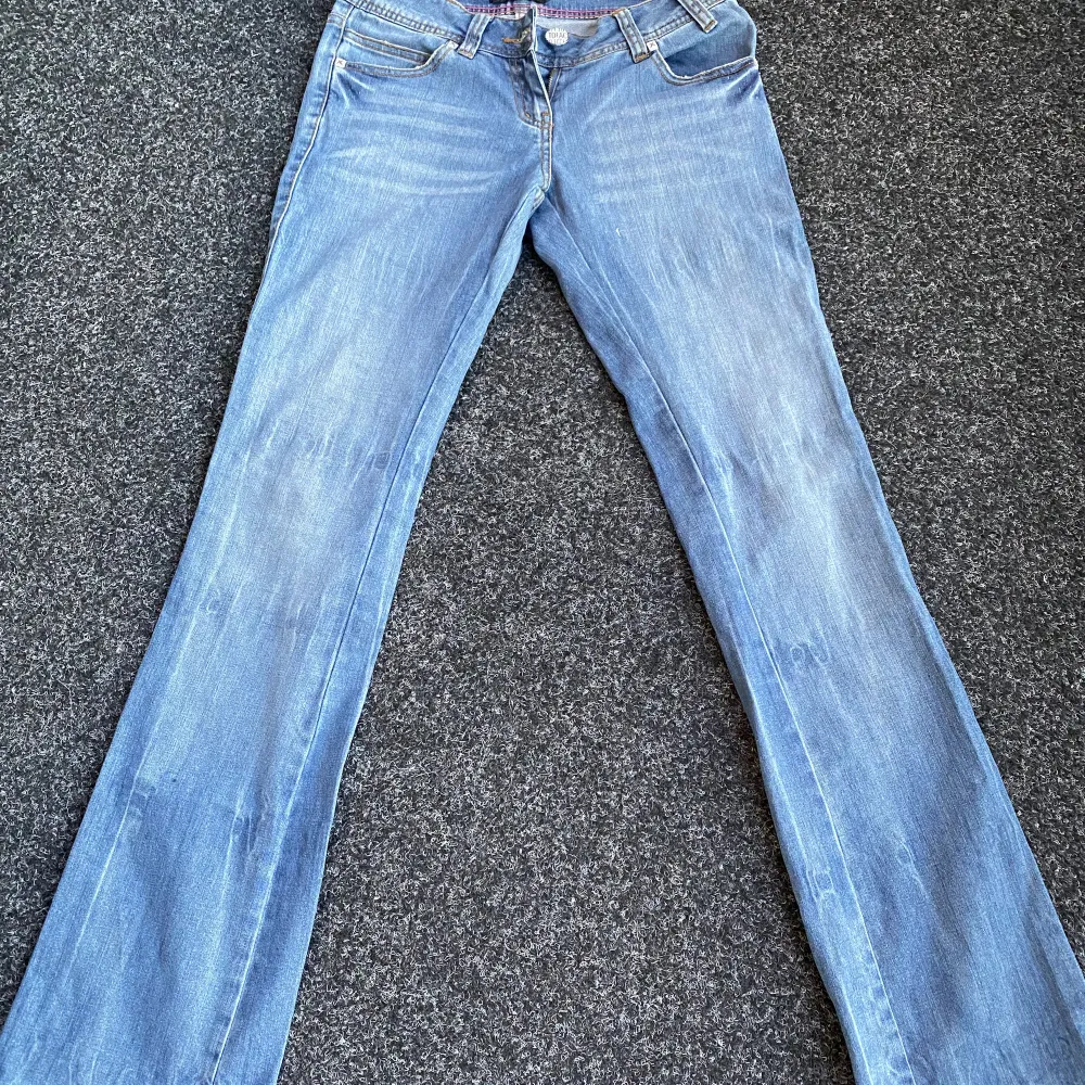 Jättefina lågmidjade bootcut jeans! De är tyvärr för små för mig, det är därför jag säljer. Använd köp nu. Skriv för mer frågor:). Jeans & Byxor.
