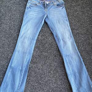 Jättefina lågmidjade bootcut jeans! De är tyvärr för små för mig, det är därför jag säljer. Använd köp nu. Skriv för mer frågor:)