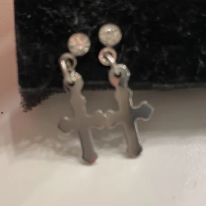 Örhängen - Säljer dessa örhängen, köpa men aldrig använda 